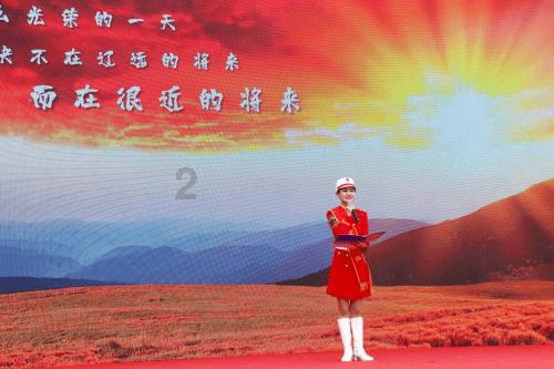 河南一高速货车侧翻遭哄抢?实为附近老乡帮司机装货